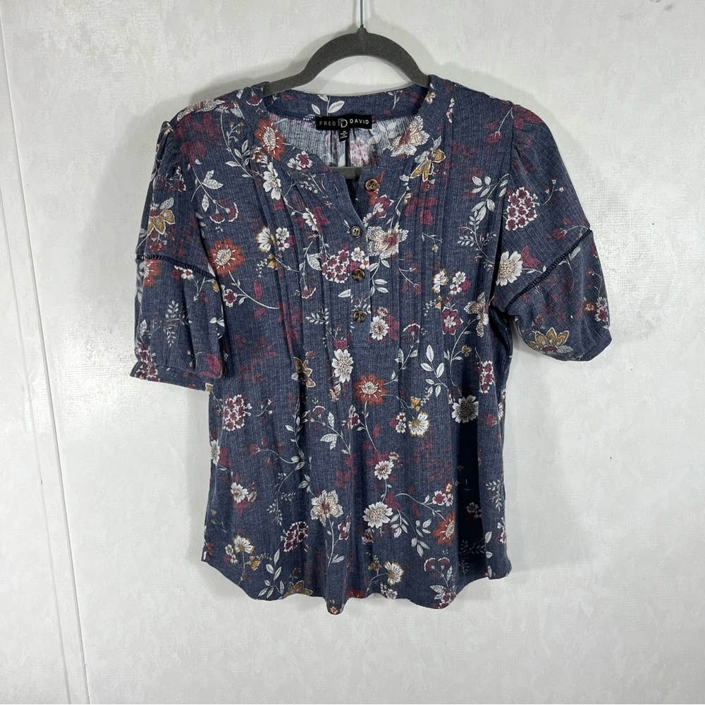 Fred David Blue Pleated Short Sleeve Blouse 1/2 Button Front Floral Pattern - Picture 2 of 8